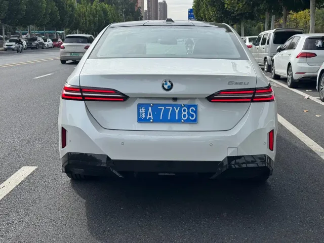 BMW 5 Series — Фото автомобиля 9