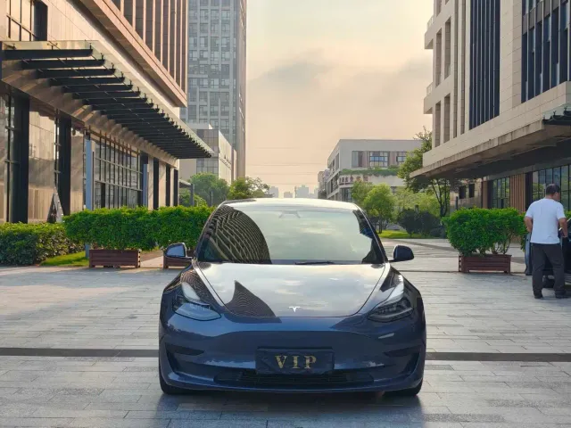 Tesla Model 3 — Фото автомобиля 3