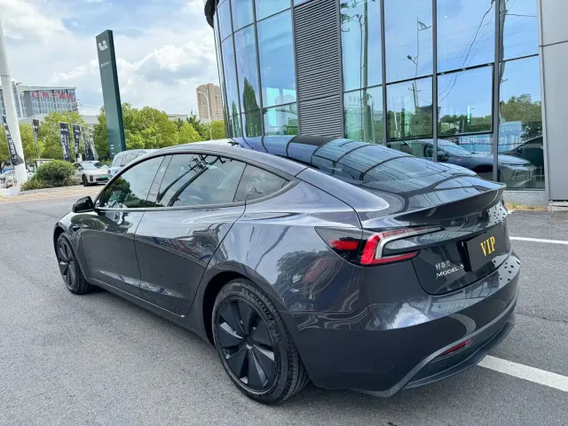 Tesla Model 3 — Фото автомобиля 4