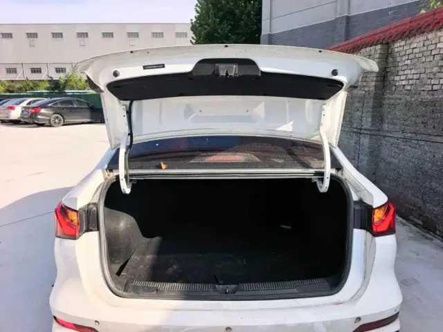 Roewe i5 — Фото автомобиля 18
