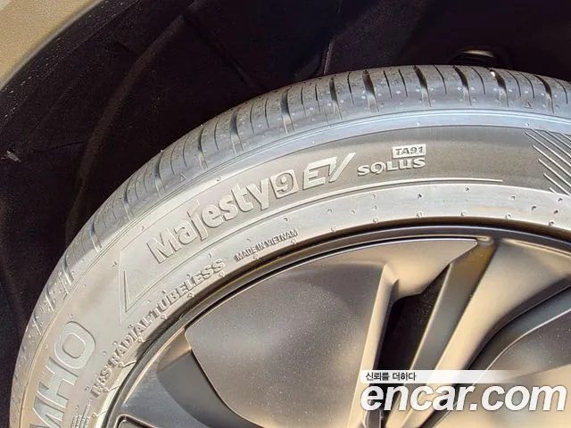 Tesla Model Y — Фото автомобиля 11