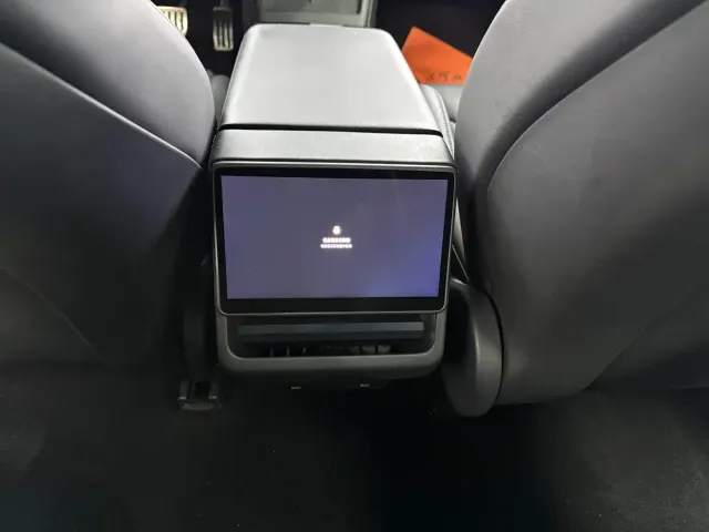 Tesla Model 3 — Фото автомобиля 9