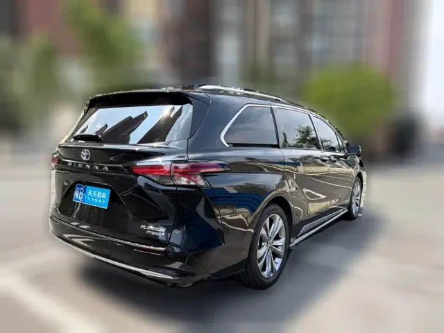Toyota Sienna — Фото автомобиля 2