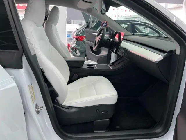 Tesla Model Y — Фото автомобиля 15