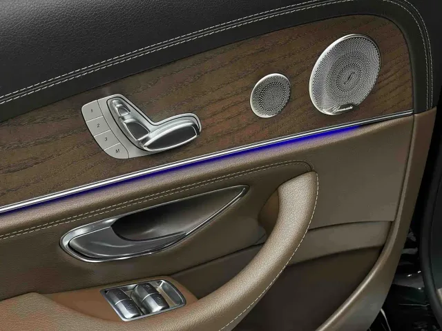 Mercedes-Benz E-Class — Фото автомобиля 12