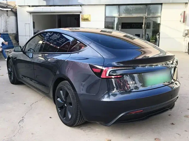 Tesla Model 3 — Фото автомобиля 4