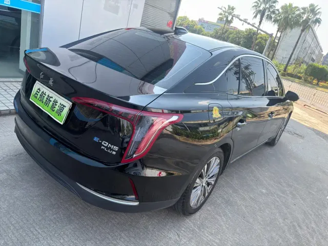 Hongqi E-QM5 — Фото автомобиля 11