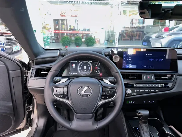 Lexus ES — Фото автомобиля 8