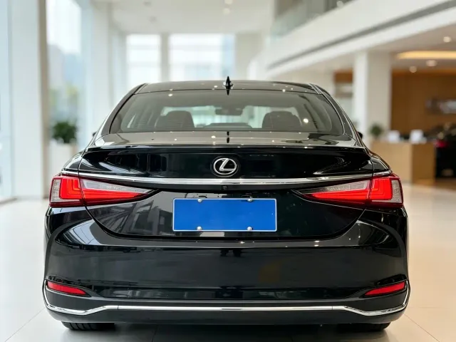 Lexus ES — Фото автомобиля 9