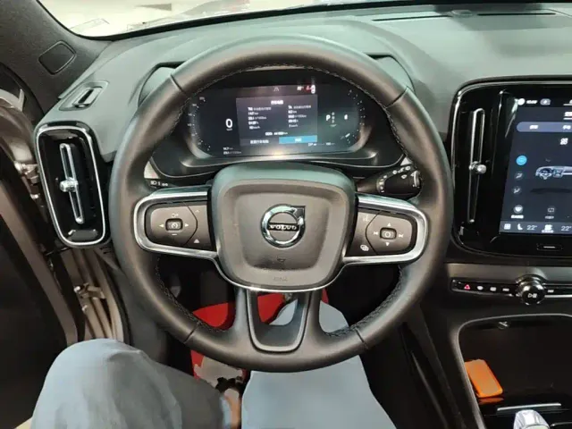Volvo XC40 — Фото автомобиля 10