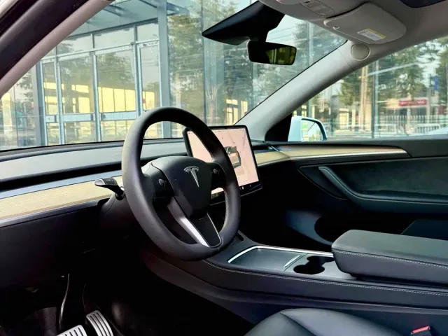 Tesla Model Y — Фото автомобиля 8