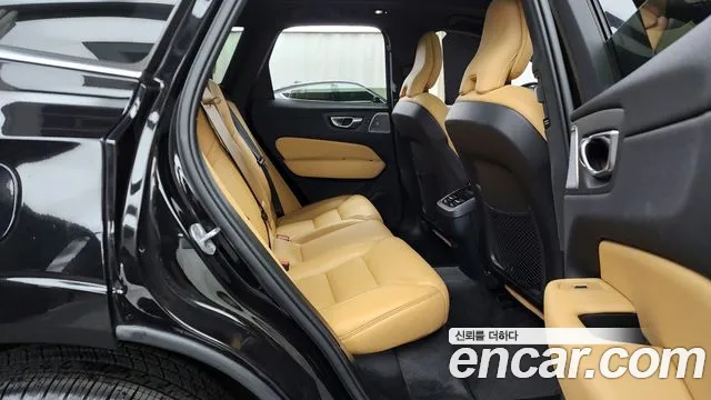 Вольво XC60 — Фото автомобиля 12