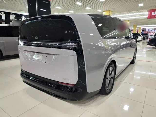 Li Auto MEGA — Фото автомобиля 6