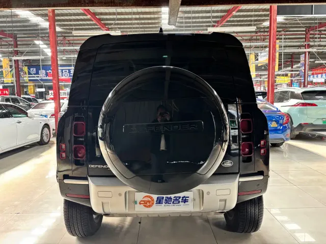Land Rover Defender — Фото автомобиля 12