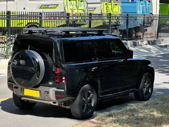 Land Rover Defender — Фото автомобиля 3