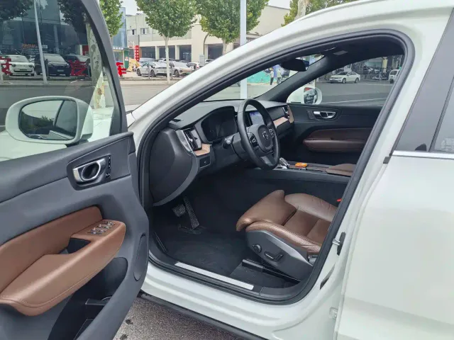 Volvo XC60 — Фото автомобиля 8