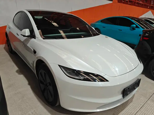 Tesla Model 3 — Фото автомобиля 3