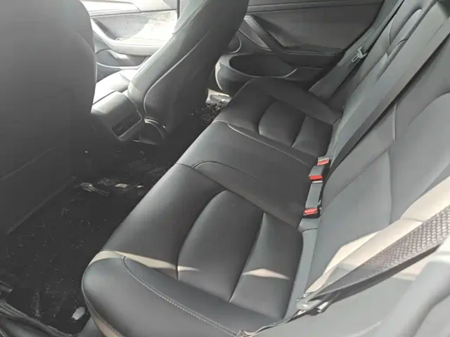 Tesla Model 3 — Фото автомобиля 16