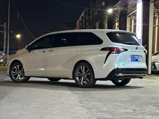 Toyota Sienna — Фото автомобиля 4