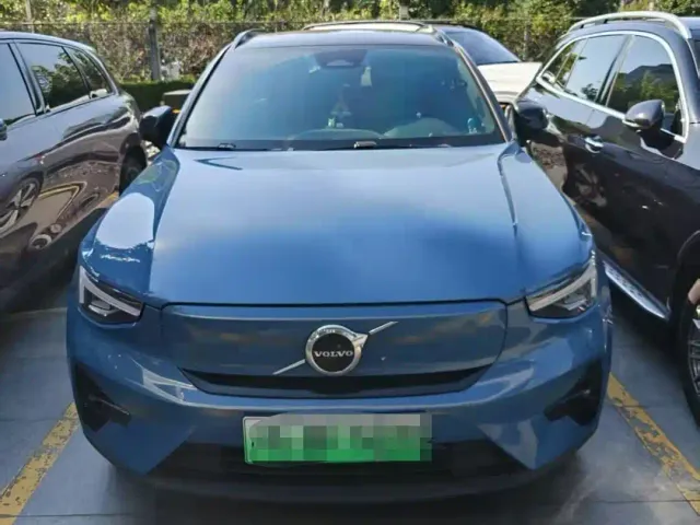 Volvo XC40 — Фото автомобиля 2