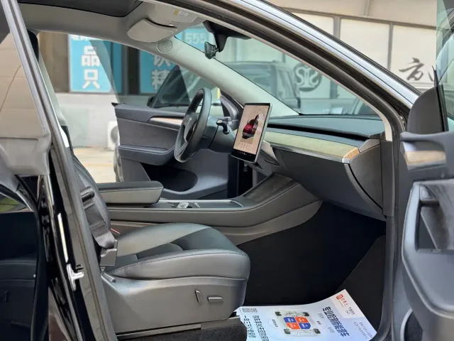 Tesla Model Y — Фото автомобиля 8