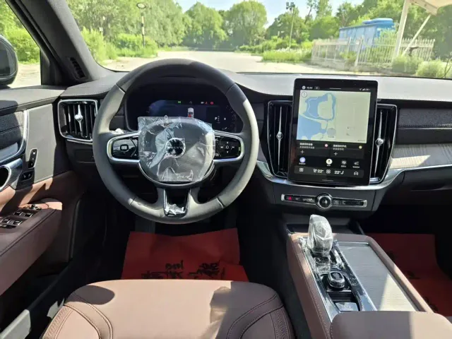 Volvo S90 — Фото автомобиля 11