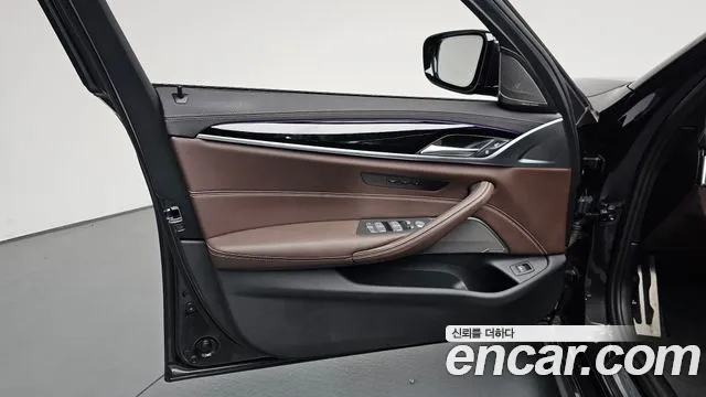 BMW 5 Series G30 — Фото автомобиля 24