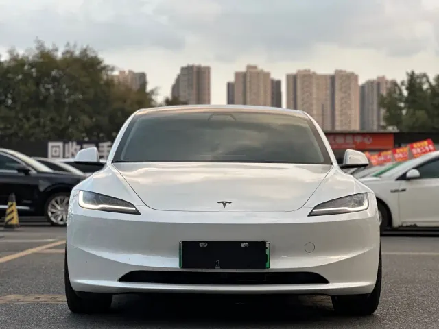 Tesla Model 3 — Фото автомобиля 3