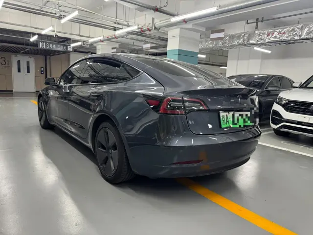Tesla Model 3 — Фото автомобиля 2