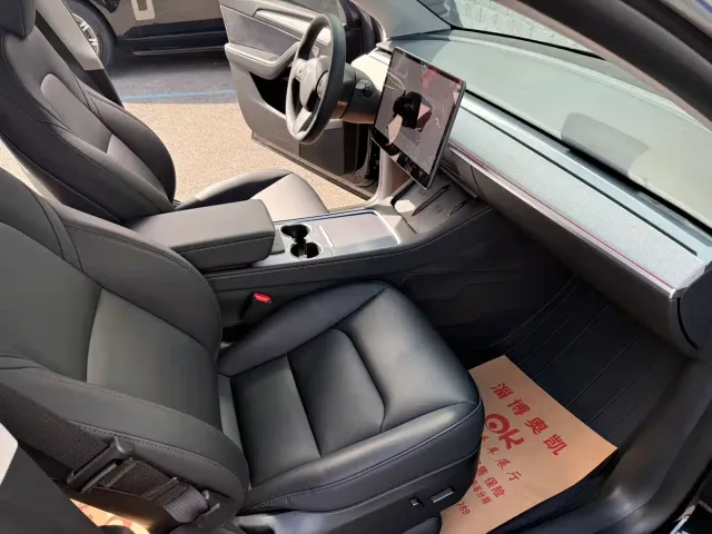 Tesla Model Y — Фото автомобиля 9