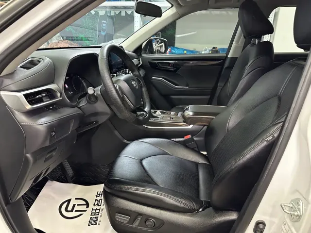 Toyota Highlander — Фото автомобиля 12