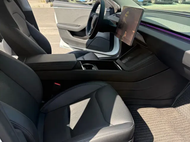 Tesla Model 3 — Фото автомобиля 15