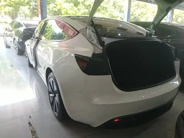 Tesla Model 3 — Фото автомобиля 4
