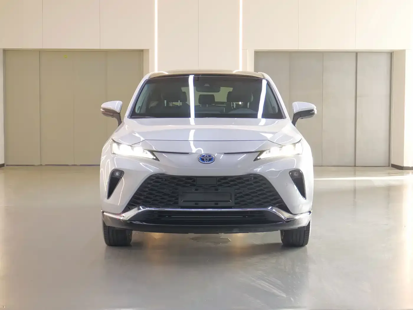 Toyota Venza 2023 2.5L Smart Hybrid FWD Premium — Фото автомобиля 2