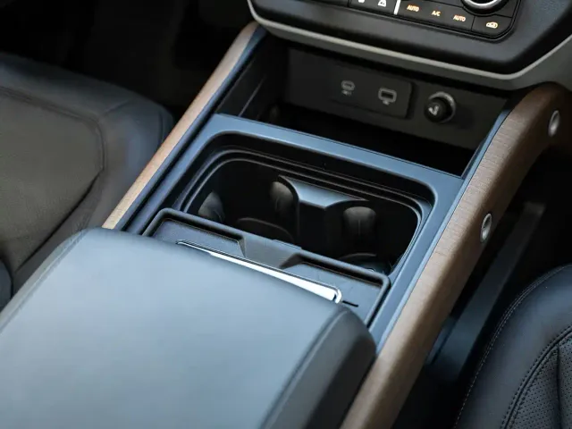Land Rover Defender — Фото автомобиля 12