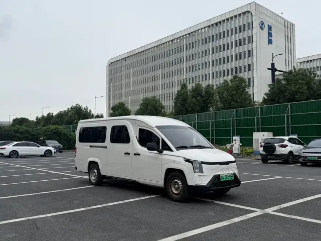 Yufeng Auto Golden Warehouse — Фото автомобиля 3