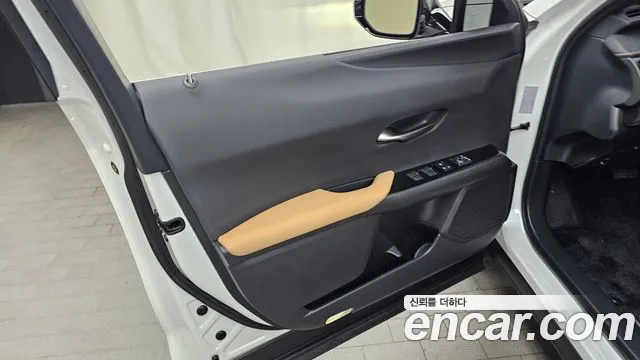 Lexus UX — Фото автомобиля 24