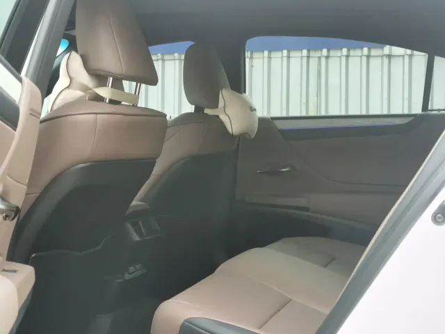 Lexus ES — Фото автомобиля 9