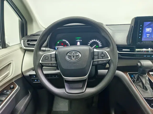 Toyota Sienna — Фото автомобиля 14