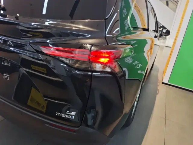 Toyota Sienna — Фото автомобиля 7