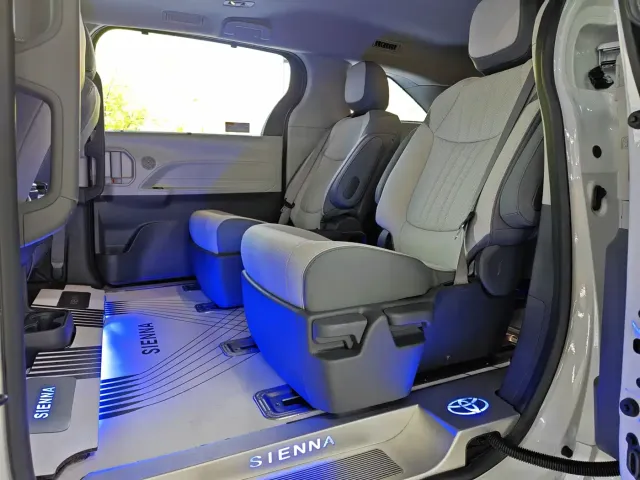 Toyota Sienna — Фото автомобиля 10
