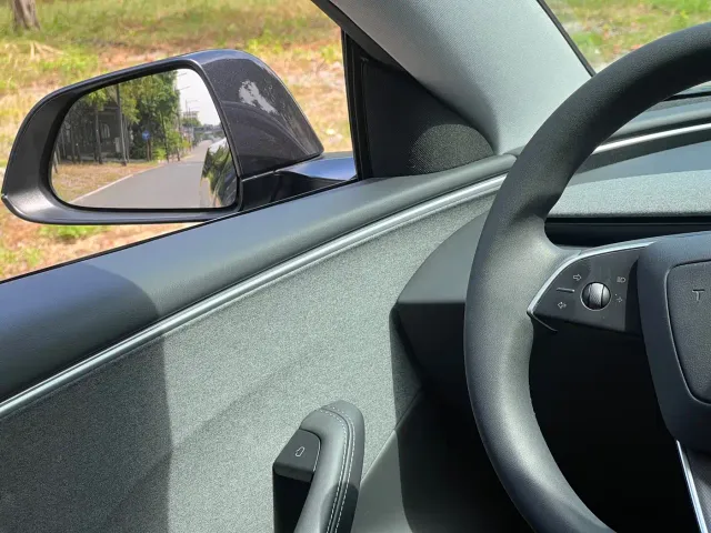 Tesla Model 3 — Фото автомобиля 10