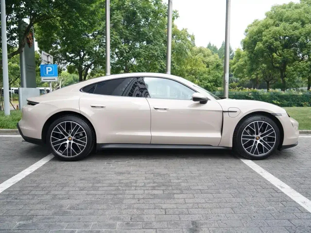Porsche Taycan — Фото автомобиля 14