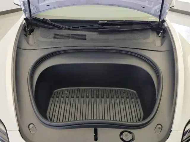 Tesla Model 3 — Фото автомобиля 10