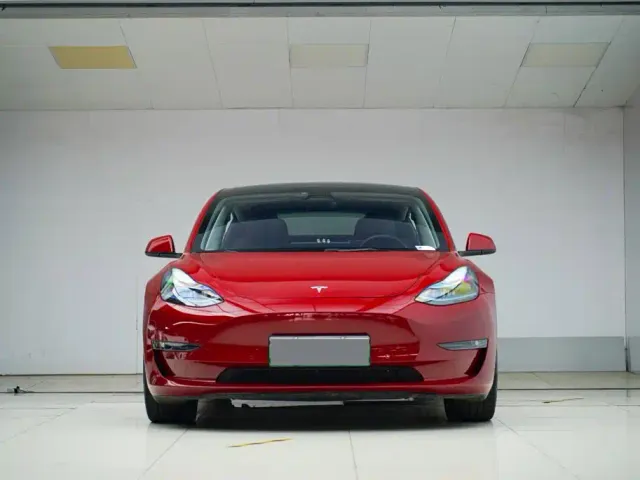Tesla Model 3 — Фото автомобиля 2