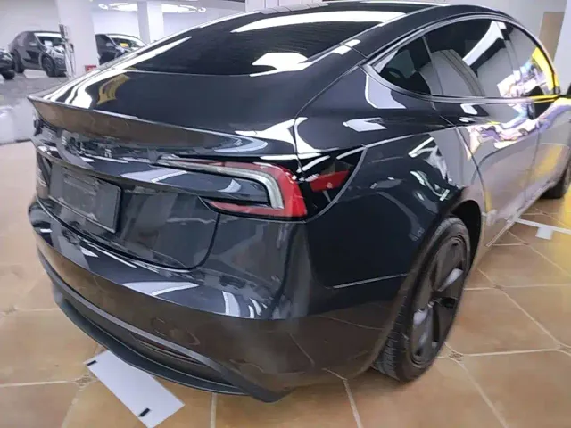 Tesla Model 3 — Фото автомобиля 7