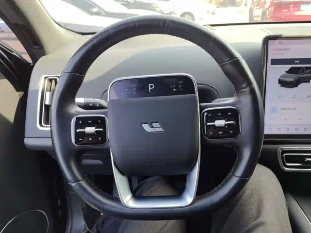 Li Auto L8 — Фото автомобиля 10