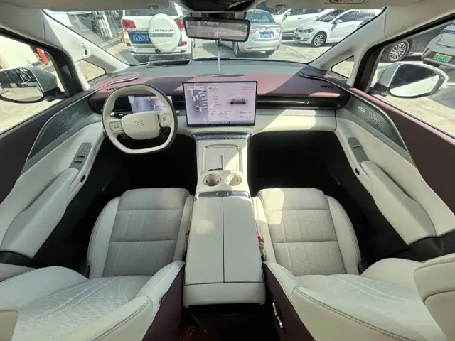 Xpeng X9 — Фото автомобиля 16