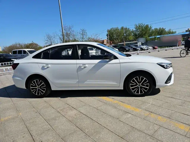 Roewe i5 — Фото автомобиля 12