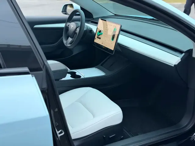 Tesla Model 3 — Фото автомобиля 10